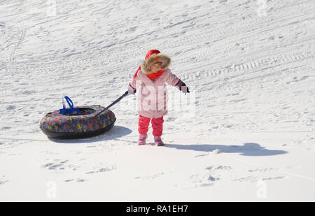 Tangshan, Province de Hebei en Chine. Dec 30, 2018. Une fille joue dans une station de ski dans la région de Lhassa, ville du nord de la Chine, la Province du Hebei, 30 décembre 2018. Credit : Liu Mancang/Xinhua/Alamy Live News Banque D'Images