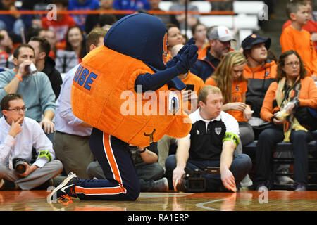 Syracuse, États-Unis. Dec 29, 2018. L'Université de Syracuse mascot Otto l'Orange accueille les joueurs de Syracuse. L'Orange de Syracuse défait le saint Bonaventure Bonnies 81-47 au Carrier Dome à Syracuse, New York. Photo par Alan Schwartz/Cal Sport Media/Alamy Live News Banque D'Images