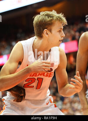 Syracuse, États-Unis. Dec 29, 2018. L'avant de deuxième année Dolezaj Syracuse Marek (21) au cours de la première moitié du jeu. L'Orange de Syracuse défait le saint Bonaventure Bonnies 81-47 au Carrier Dome à Syracuse, New York. Photo par Alan Schwartz/Cal Sport Media/Alamy Live News Banque D'Images