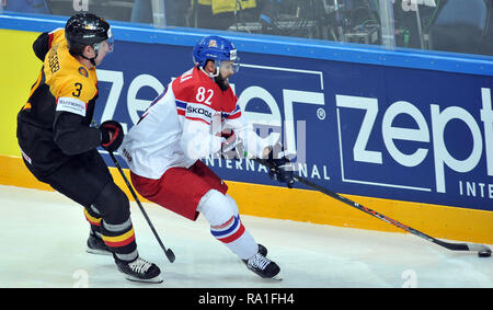 Prague, République tchèque. 10 mai, 2015. Der Eishockey-WM 2015, am 10 mai 2015, im Prag, République tchèque. Deutschland gegen Spanien, 2:4. Justin Kkrueger aus Deutschland (L), Michal Vondrka aus Frankreich (R). *** *** Local Caption Justin Kkrueger d'Allemagne (L) et Michal Vondrka (R) de la République tchèque au cours de l'année 2015 Championnat du monde de hockey 2009 match entre l'Allemagne contre la République tchèque à l'O2 Arena de Prague, République tchèque, le 10 mai 2015. Credit : Slavek Ruta/ZUMA/Alamy Fil Live News Banque D'Images