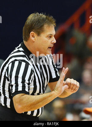 Syracuse, États-Unis. Dec 29, 2018. Styons Raymie arbitre au cours de la première moitié du jeu. L'Orange de Syracuse héberge le saint Bonaventure Bonnies au Carrier Dome à Syracuse, New York. Photo par Alan Schwartz/Cal Sport Media/Alamy Live News Banque D'Images