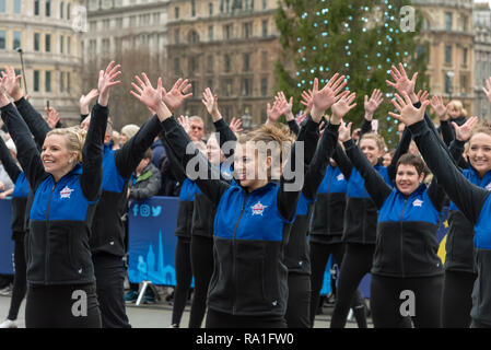 Londres, Royaume-Uni. 30 décembre 2018 Certains de London New Year Day Parade's best performers relancer la fête en face de la célèbre National Gallery, Trafalgar Square, Londres, Royaume-Uni. Actes : America's obstruant tous'Stars, qui est un groupe de danse de percussion de la côte est des États-Unis, qui se spécialisent dans une forme de danse unique appelé le colmatage. Credit : Ilyas Ayub / Alamy Live News Banque D'Images