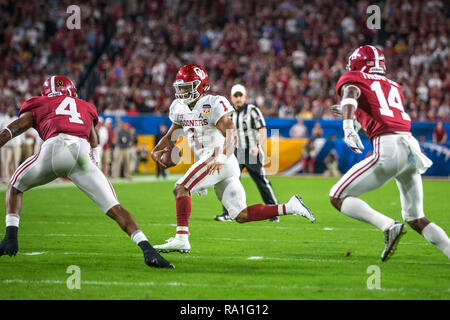 En Floride, aux États-Unis. Dec 29, 2018. Oklahoma Sooners quarterback Kyler Murray (1) porte la balle pour un gain de cour 1 contre l'Alabama Crimson Tide au cours du deuxième trimestre de 2018 le Capital One Bowl Orange au Hard Rock Stadium le 29 décembre 2018 en Floride. Credit : Travis Pendergrass/ZUMA/Alamy Fil Live News Banque D'Images