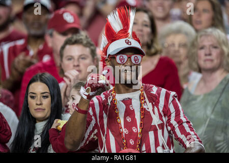 En Floride, aux États-Unis. Dec 29, 2018. Oklahoma Sooners fan un cheers pendant le Capital One Bowl 2018 Orange au Hard Rock Stadium le 29 décembre 2018 en Floride. Credit : Travis Pendergrass/ZUMA/Alamy Fil Live News Banque D'Images