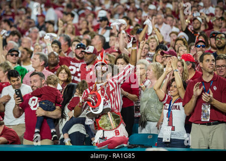 En Floride, aux États-Unis. Dec 29, 2018. Oklahoma Sooners fans cheers pendant le Capital One Bowl 2018 Orange au Hard Rock Stadium le 29 décembre 2018 en Floride. Credit : Travis Pendergrass/ZUMA/Alamy Fil Live News Banque D'Images