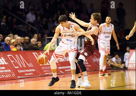 L'Italie. Dec 30, 2018. Foto Massimo Paolone/LaPresse 30 dicembre 2018 Reggio Emilia (Re) Italia panier sport Grissin Bon Reggio Emilia vs Umana Venezia Reyer - Campionato Italiano di panier Serie A - 2018/2019 PosteMobile PalaBigi Nella foto : Leonardo Candi (Grissin Bon Reggio Emilia) dans azione contrastato da Andrea De Nicolao Photo Massimo Paolone/LaPresse 30 décembre 2018 Reggio Emilia (Re) Italie panier sport Grissin Bon Reggio Emilia vs Umana Venezia Reyer - Serie A ligue de basket-ball italien PosteMobile 2018/2019 - PalaBigi dans le pic : Leonardo Candi (Grissin Bon Reggio Emilia) compet Banque D'Images