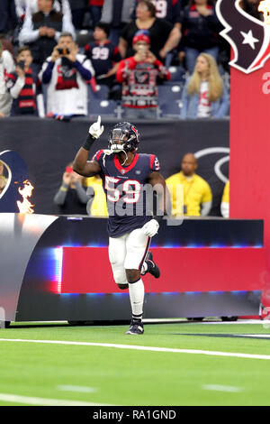 Houston, USA. Le 30 décembre 2018. Le secondeur Whitney Houston Texans Mercilus (59) entre dans le champ pendant l'introduction arborant avant le match de saison régulière de la NFL entre les Houston Texans et les Jacksonville Jaguars à NRG Stadium à Houston, TX le 30 décembre 2018. Crédit : Erik Williams/ZUMA/Alamy Fil Live News Banque D'Images