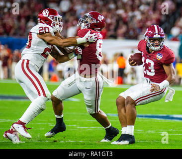 En Floride, aux États-Unis. Dec 29, 2018. Déc 29 2018 Miami Gardens, FL, États-Unis d'Alabama quarterback Tua Tagovailoa (13) trouve blocking aide lors de la Capital One Bowl NCAA Orange demi-finale match entre Oklahoma Sooners et l'Alabama Crimson Tide 45-34 win au Hard Rock Stadium Miami Gardens, FL Thurman James/CSM Crédit : Cal Sport Media/Alamy Live News Banque D'Images