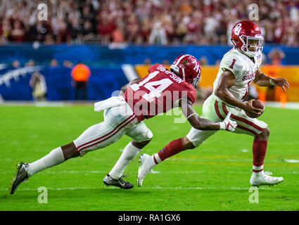 En Floride, aux États-Unis. Dec 29, 2018. Déc 29 2018 Miami Gardens, FL, États-Unis d'Oklahoma quarterback Kyler Murray (1) s'exécute à l'extérieur pendant la Capital One Bowl NCAA Orange demi-finale match entre Oklahoma Sooners et l'Alabama Crimson Tide 34-45 perdu au Hard Rock Stadium Miami Gardens, FL Thurman James/CSM Crédit : Cal Sport Media/Alamy Live News Banque D'Images