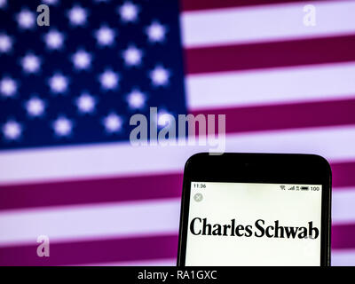 28 décembre 2018 - Kiev, Ukraine - Charles Schwab Corporation Financial services company logo vu affichée sur un téléphone intelligent. (Crédit Image : © Igor Golovniov/SOPA des images à l'aide de Zuma sur le fil) Banque D'Images