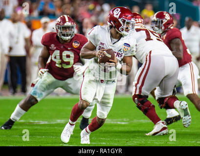 En Floride, aux États-Unis. Dec 29, 2018. Déc 29 2018 Miami Gardens, FL, États-Unis d'Oklahoma quarterback Kyler Murray (1) regarde vers le bas champ pendant le Capital One Bowl NCAA Orange demi-finale match entre Oklahoma Sooners et l'Alabama Crimson Tide 34-45 perdu au Hard Rock Stadium Miami Gardens, FL Thurman James/CSM Crédit : Cal Sport Media/Alamy Live News Banque D'Images