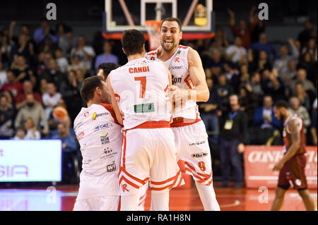 L'Italie. Dec 30, 2018. Foto Massimo Paolone/LaPresse 30 dicembre 2018 Reggio Emilia (Re) Italia panier sport Grissin Bon Reggio Emilia vs Umana Venezia Reyer - Campionato Italiano di panier Serie A - 2018/2019 PosteMobile PalaBigi Nella foto : Pedro Llompart (Grissin Bon Reggio Emilia), Leonardo Candi (Grissin Bon Reggio Emilia) e Pablo Aguilar (Grissin Bon Reggio Emilia) esultano Massimo Paolone Photo/LaPresse 30 décembre 2018 Reggio Emilia (Re) Italie panier sport Grissin Bon Reggio Emilia vs Umana Venezia Reyer - Serie A ligue de basket-ball italien PosteMobile 2018/2019 - PalaBigi dans l Banque D'Images