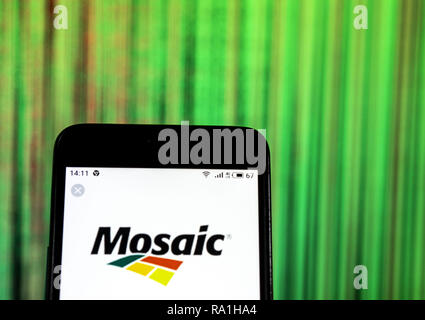 Kiev, Ukraine. Dec 29, 2018. La mosaïque logo de l'entreprise vu affichée sur smart phone Crédit : Igor Golovniov SOPA/Images/ZUMA/Alamy Fil Live News Banque D'Images