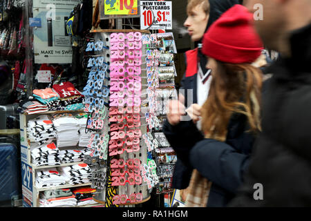 New York City, New York, USA. Dec 30, 2018. Plus de trente-six (36) heures avant l'événement célèbre le Nouvel An des foules importantes ont été à se rassembler à Times Square, New York le 30 décembre 2018, au milieu de l'accumulation rapide de la sécurité, les activités commerciales, les répétitions et les préparatifs de dernière minute pour la fête annuelle. Credit : Ronald G. Lopez/ZUMA/Alamy Fil Live News Banque D'Images