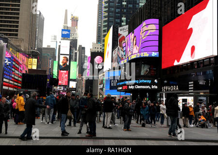 New York City, New York, USA. Dec 30, 2018. Plus de trente-six (36) heures avant l'événement célèbre le Nouvel An des foules importantes ont été à se rassembler à Times Square, New York le 30 décembre 2018, au milieu de l'accumulation rapide de la sécurité, les activités commerciales, les répétitions et les préparatifs de dernière minute pour la fête annuelle. Credit : Ronald G. Lopez/ZUMA/Alamy Fil Live News Banque D'Images