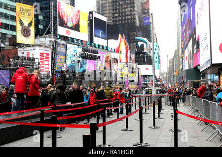 New York City, New York, USA. Dec 30, 2018. Plus de trente-six (36) heures avant l'événement célèbre le Nouvel An des foules importantes ont été à se rassembler à Times Square, New York le 30 décembre 2018, au milieu de l'accumulation rapide de la sécurité, les activités commerciales, les répétitions et les préparatifs de dernière minute pour la fête annuelle. Credit : Ronald G. Lopez/ZUMA/Alamy Fil Live News Banque D'Images