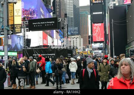 New York City, New York, USA. Dec 30, 2018. Plus de trente-six (36) heures avant l'événement célèbre le Nouvel An des foules importantes ont été à se rassembler à Times Square, New York le 30 décembre 2018, au milieu de l'accumulation rapide de la sécurité, les activités commerciales, les répétitions et les préparatifs de dernière minute pour la fête annuelle. Credit : Ronald G. Lopez/ZUMA/Alamy Fil Live News Banque D'Images