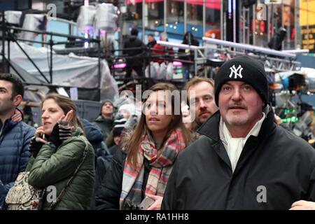 New York City, New York, USA. Dec 30, 2018. Plus de trente-six (36) heures avant l'événement célèbre le Nouvel An des foules importantes ont été à se rassembler à Times Square, New York le 30 décembre 2018, au milieu de l'accumulation rapide de la sécurité, les activités commerciales, les répétitions et les préparatifs de dernière minute pour la fête annuelle. Credit : Ronald G. Lopez/ZUMA/Alamy Fil Live News Banque D'Images