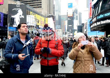 New York, NY, USA. 30ème. Dec, 2018. Plus de trente-six (36) heures à l'avance de la célèbre nouvelle année, l'événement des foules importantes ont été à se rassembler à Times Square, New York le 30 décembre 2018, au milieu de l'accumulation rapide de la sécurité, les activités commerciales, les répétitions et les préparatifs de dernière minute pour la fête annuelle. © 2018 Ronald G. Lopez/DigiPixsAgain.us/Alamy Live News Banque D'Images