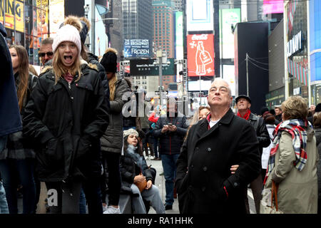 New York, NY, USA. 30ème. Dec, 2018. Plus de trente-six (36) heures à l'avance de la célèbre nouvelle année, l'événement des foules importantes ont été à se rassembler à Times Square, New York le 30 décembre 2018, au milieu de l'accumulation rapide de la sécurité, les activités commerciales, les répétitions et les préparatifs de dernière minute pour la fête annuelle. © 2018 Ronald G. Lopez/DigiPixsAgain.us/Alamy Live News Banque D'Images