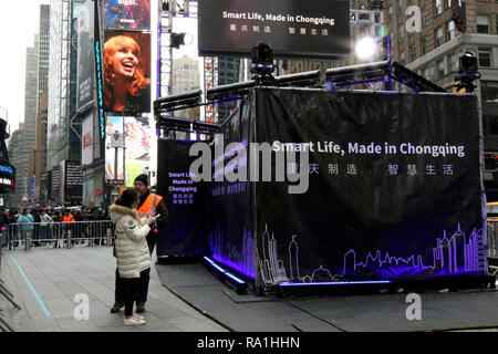 New York, NY, USA. 30ème. Dec, 2018. Plus de trente-six (36) heures à l'avance de la célèbre nouvelle année, l'événement des foules importantes ont été à se rassembler à Times Square, New York le 30 décembre 2018, au milieu de l'accumulation rapide de la sécurité, les activités commerciales, les répétitions et les préparatifs de dernière minute pour la fête annuelle. © 2018 Ronald G. Lopez/DigiPixsAgain.us/Alamy Live News Banque D'Images