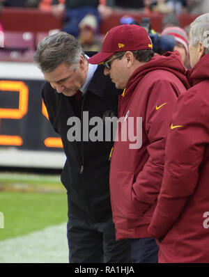 Landover, Maryland, USA. Dec 30, 2018. Redskins de Washington le président de l'équipe Bruce Allen, gauche et propriétaire Daniel M. Snyder, droite, converse avant le match contre les Eagles de Philadelphie à FedEx Field à Landover, Maryland le 30 décembre 2018 Credit : Ron Sachs/CNP/ZUMA/Alamy Fil Live News Banque D'Images