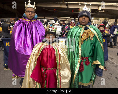 Le défilé annuel de trois rois dans la section de Williamsburg Brooklyn, 2015. Les garçons habillés comme les Trois Sages, Gaspard, Melchior et Balthazar. Banque D'Images