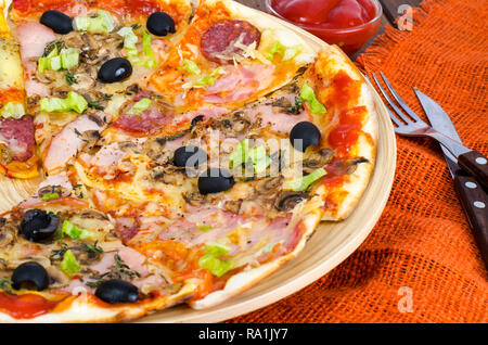 Six tranches de pizza avec des garnitures différentes sur planche de bois. Studio Photo Banque D'Images