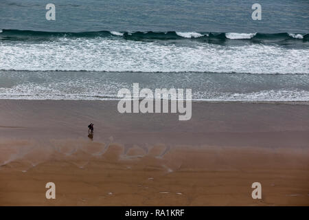 Une promenade tranquille sur la plage, baie de Watergate, Newquay, Cornwall, England, UK. Banque D'Images