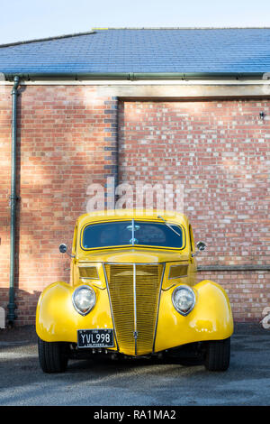 1937 Ford street rod jaune coupé à Bicester Heritage Centre. Oxfordshire, Angleterre Banque D'Images