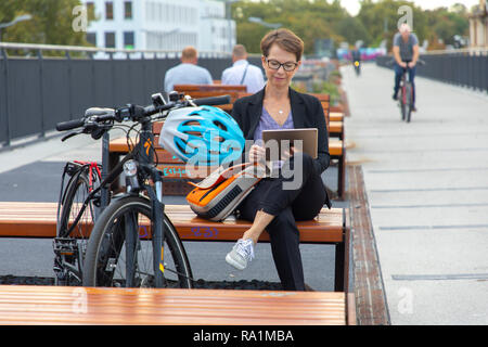 Cyclisme sur piste rapide, Radschnellweg MŸlheim RS1, dans an der Ruhr, Allemagne, sur un ancien viaduc de chemin de fer, au milieu du centre-ville, de banlieue, avec Banque D'Images