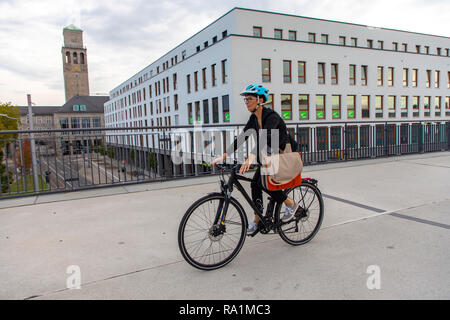 Cyclisme sur piste rapide, Radschnellweg MŸlheim RS1, dans an der Ruhr, Allemagne, sur un ancien viaduc de chemin de fer, au milieu du centre-ville, de banlieue, avec Banque D'Images