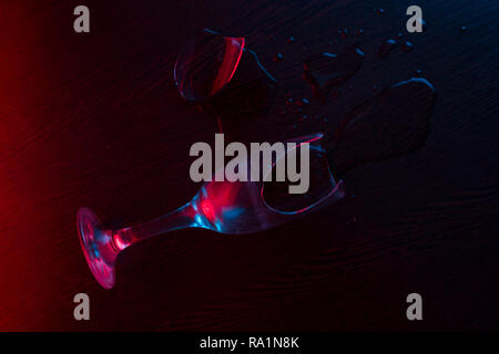 Un verre se briser sur le sol. neon light Banque D'Images