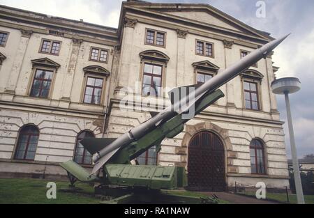 Allemagne, Dresden, musée de l'Armée immédiatement après la réunification entre le DDR et la République fédérale d'Allemagne ; des missiles surface-air S-75 de construction soviétique (mars 1991) Banque D'Images