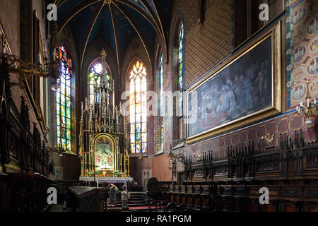 Basilique de Saint François d'assise intérieur à Cracovie, Pologne, stalles du choeur et maître-autel à l'église datant du 13ème siècle, ville monument Banque D'Images