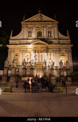 Église des Saints Pierre et Paul dans la nuit dans la vieille ville de Cracovie, Pologne, l'architecture de style baroque du 17ème siècle, ville monument Banque D'Images