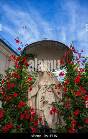 Statue de Notre Dame tranquille avec guirlande de fleurs à l'église de Saint Joseph et le couvent de moniales Bernardines dans la vieille ville de Cracovie, Pologne Banque D'Images