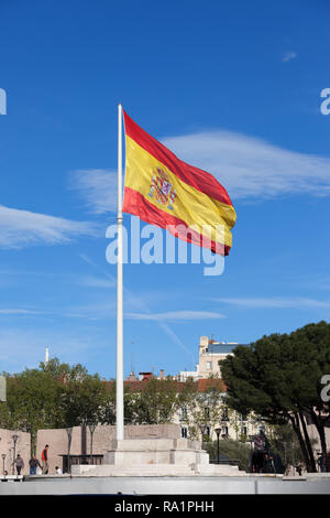 L'Espagne, ville de Madrid, mât avec le drapeau national de l'Espagne avec le blason à Columbus Square - Plaza de Colon Banque D'Images