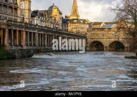 Matins d'hiver sur la Rivière Avon en englobant l'inondation Pulteney Bridge, Pulteney Weir, et Grand Parade dans la ville de Bath Somerset UK Banque D'Images