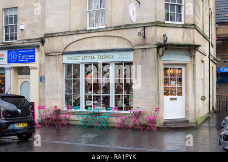 Sweet little things salon de thé et une boulangerie avec des chaises et tables à l'extérieur sur la partie inférieure des murs de l'arrondissement dans la ville de Bath sur un matin d'hiver humide Banque D'Images