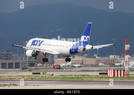 Barcelone, Espagne - 16 septembre 2018 : Joon Airbus A320 à l'atterrissage à l'aéroport El Prat de Barcelone, Espagne. Banque D'Images