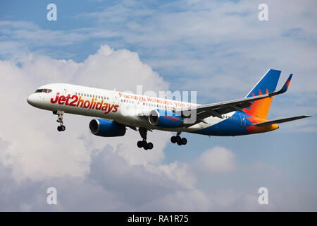 Barcelone, Espagne - 16 septembre 2018 : Boeing 757-300 Jet2 avec Jet2holidays livrée spéciale à l'approche de l'aéroport El Prat de Barcelone, Espagne. Banque D'Images