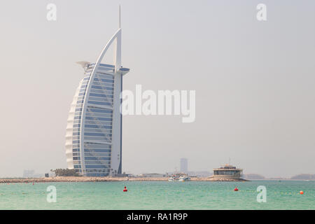 Dubaï, Émirats Arabes Unis - 8 septembre 2018 : Burj Al Arab vu de la plage de Jumeirah sur un jour brumeux à Dubaï, Émirats arabes unis. Banque D'Images