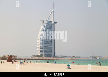 Dubaï, Émirats Arabes Unis - 8 septembre 2018 : Jumeirah Beach et Burj Al Arab le 8 septembre 2018 à Dubaï, aux Emirats Arabes Unis. Banque D'Images