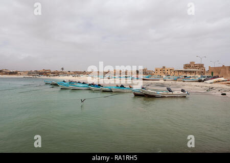 Bateaux de pêche dans la ville côtière de Mirbat, près de Mascate, Oman, province de Dhofar Banque D'Images