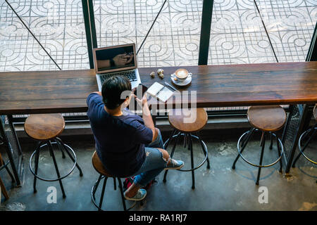 Freelancer asiatiques à l'aide de smart phone Banque D'Images