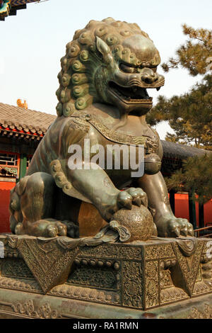 Statue de Lion en bronze avec un lion sous sa patte, au Palais d'Empereurs, Beijing, Chine. Banque D'Images