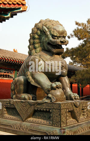 Statue de Lion en bronze avec un lion sous sa patte, au Palais d'Empereurs, Beijing, Chine. Banque D'Images