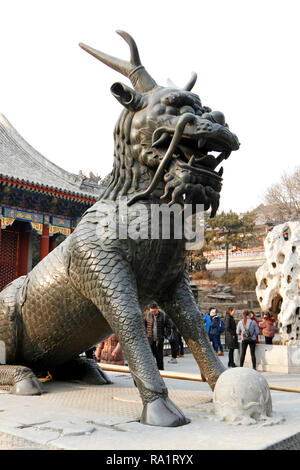 Statue d'un qilin chinois, créature chimérique, Summer Palace, Beijing Chine Banque D'Images