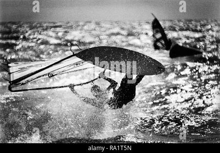 1994 : Nik Baker, de la planche à voile et le meilleur Champion windsurfer Grande-bretagne ait produits voiles en difficulté lors d'un événement mondial de l'Association de planche à voile à Brighton. Banque D'Images